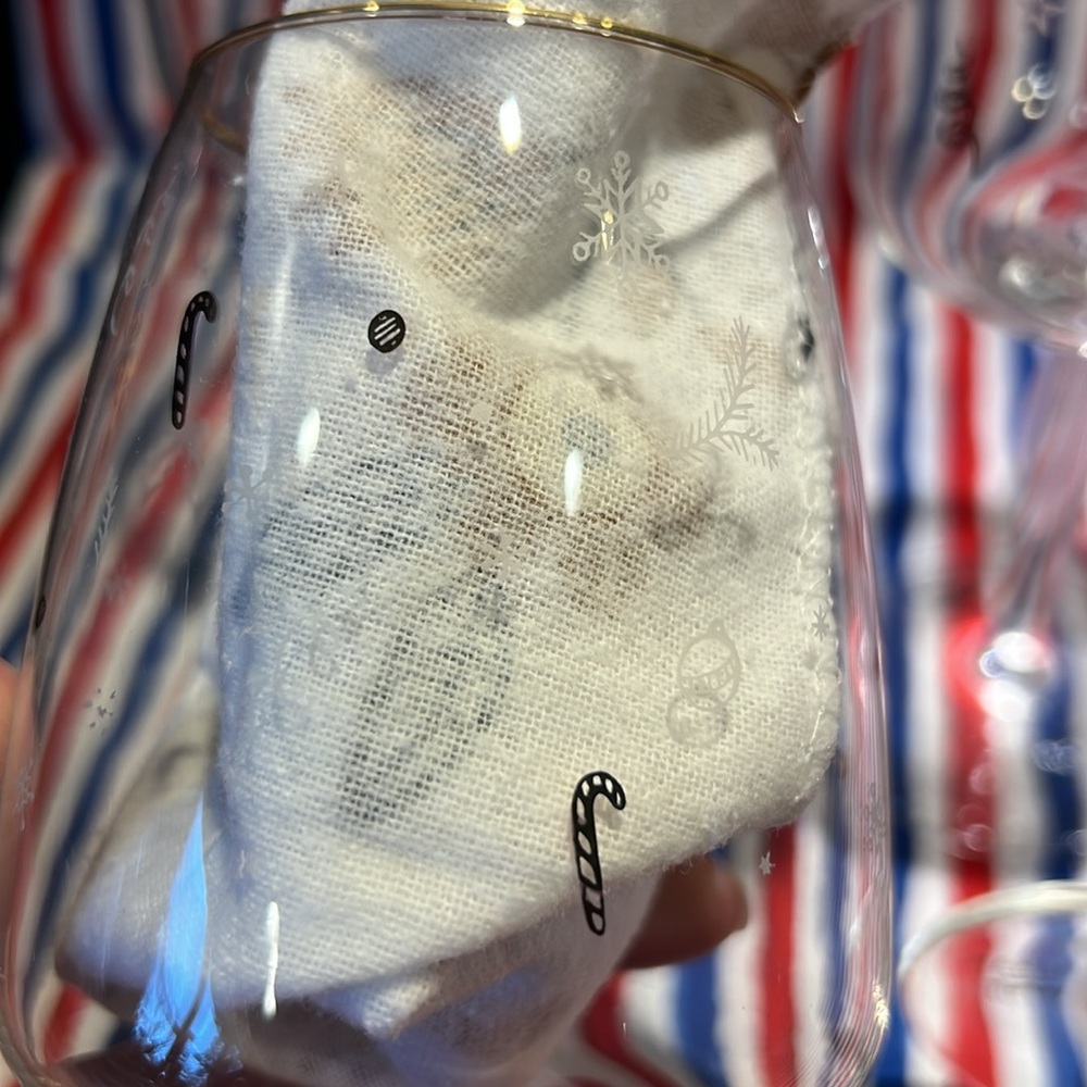 NWT Sparkle and Festive wine glasses. Refined glassware.set of 4 - Picture 6 of 6